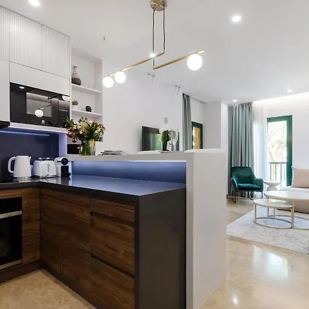 Luxury Blue Coast Seaside Retreat Apartment